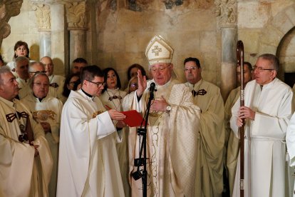 El presidente de las Cortes, Carlos Pollán y el alcalde José Antonio Díez acuden al responso por los Reyes de León en el Panteón Real.