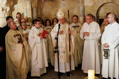 El presidente de las Cortes, Carlos Pollán y el alcalde José Antonio Díez acuden al responso por los Reyes de León en el Panteón Real.