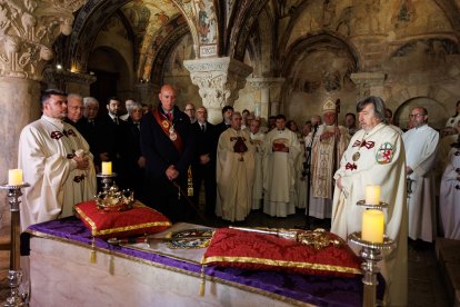 El presidente de las Cortes, Carlos Pollán y el alcalde José Antonio Díez acuden al responso por los Reyes de León en el Panteón Real.