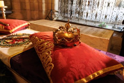 El presidente de las Cortes, Carlos Pollán y el alcalde José Antonio Díez acuden al responso por los Reyes de León en el Panteón Real.