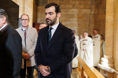 El presidente de las Cortes, Carlos Pollán y el alcalde José Antonio Díez acuden al responso por los Reyes de León en el Panteón Real.