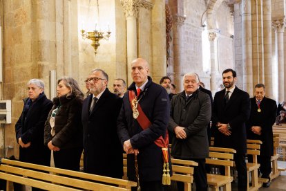 El presidente de las Cortes, Carlos Pollán y el alcalde José Antonio Díez acuden al responso por los Reyes de León en el Panteón Real.