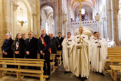 El presidente de las Cortes, Carlos Pollán y el alcalde José Antonio Díez acuden al responso por los Reyes de León en el Panteón Real.