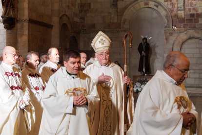 El presidente de las Cortes, Carlos Pollán y el alcalde José Antonio Díez acuden al responso por los Reyes de León en el Panteón Real.