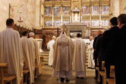 El presidente de las Cortes, Carlos Pollán y el alcalde José Antonio Díez acuden al responso por los Reyes de León en el Panteón Real.