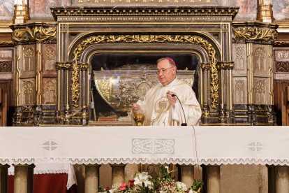El presidente de las Cortes, Carlos Pollán y el alcalde José Antonio Díez acuden al responso por los Reyes de León en el Panteón Real.