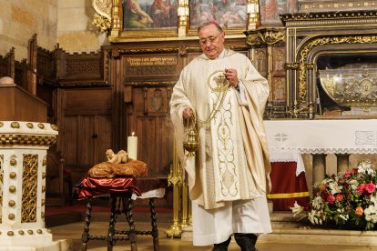 El presidente de las Cortes, Carlos Pollán y el alcalde José Antonio Díez acuden al responso por los Reyes de León en el Panteón Real.