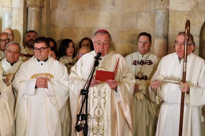 El presidente de las Cortes, Carlos Pollán y el alcalde José Antonio Díez acuden al responso por los Reyes de León en el Panteón Real.