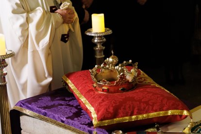 El presidente de las Cortes, Carlos Pollán y el alcalde José Antonio Díez acuden al responso por los Reyes de León en el Panteón Real.