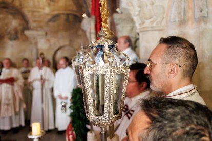 El presidente de las Cortes, Carlos Pollán y el alcalde José Antonio Díez acuden al responso por los Reyes de León en el Panteón Real.
