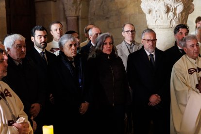 El presidente de las Cortes, Carlos Pollán y el alcalde José Antonio Díez acuden al responso por los Reyes de León en el Panteón Real.