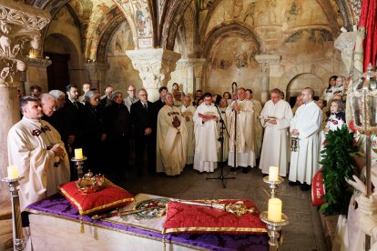 El presidente de las Cortes, Carlos Pollán y el alcalde José Antonio Díez acuden al responso por los Reyes de León en el Panteón Real.