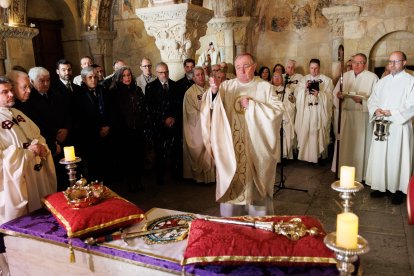 El presidente de las Cortes, Carlos Pollán y el alcalde José Antonio Díez acuden al responso por los Reyes de León en el Panteón Real.