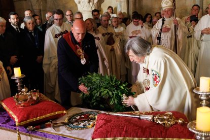 El presidente de las Cortes, Carlos Pollán y el alcalde José Antonio Díez acuden al responso por los Reyes de León en el Panteón Real.