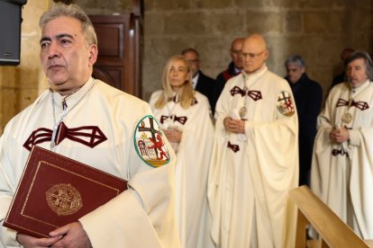 El presidente de las Cortes, Carlos Pollán y el alcalde José Antonio Díez acuden al responso por los Reyes de León en el Panteón Real.