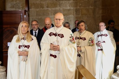El presidente de las Cortes, Carlos Pollán y el alcalde José Antonio Díez acuden al responso por los Reyes de León en el Panteón Real.