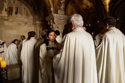 El presidente de las Cortes, Carlos Pollán y el alcalde José Antonio Díez acuden al responso por los Reyes de León en el Panteón Real.