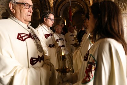 El presidente de las Cortes, Carlos Pollán y el alcalde José Antonio Díez acuden al responso por los Reyes de León en el Panteón Real.