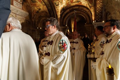 El presidente de las Cortes, Carlos Pollán y el alcalde José Antonio Díez acuden al responso por los Reyes de León en el Panteón Real.