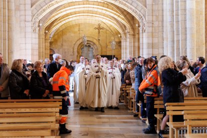 El presidente de las Cortes, Carlos Pollán y el alcalde José Antonio Díez acuden al responso por los Reyes de León en el Panteón Real.