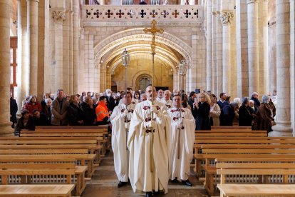 El presidente de las Cortes, Carlos Pollán y el alcalde José Antonio Díez acuden al responso por los Reyes de León en el Panteón Real.