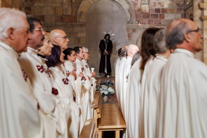 El presidente de las Cortes, Carlos Pollán y el alcalde José Antonio Díez acuden al responso por los Reyes de León en el Panteón Real.