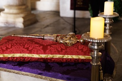 El presidente de las Cortes, Carlos Pollán y el alcalde José Antonio Díez acuden al responso por los Reyes de León en el Panteón Real.