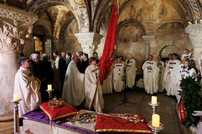 El presidente de las Cortes, Carlos Pollán y el alcalde José Antonio Díez acuden al responso por los Reyes de León en el Panteón Real.