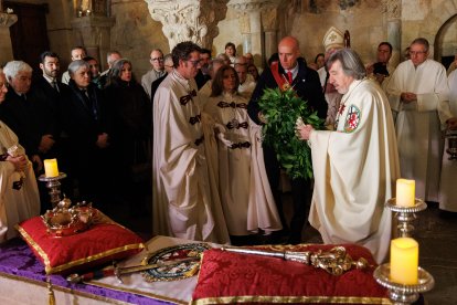 El presidente de las Cortes, Carlos Pollán y el alcalde José Antonio Díez acuden al responso por los Reyes de León en el Panteón Real.