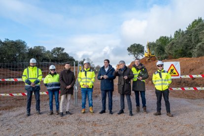 El consejero de Medio Ambiente, Vivienda y Ordenación del Territorio, Juan Carlos Suárez-Quiñones, visita las actuaciones que la Junta de Castilla y León está impulsando en el Polígono Industrial de El Bayo, en el municipio de Cubillos del Sil (León)