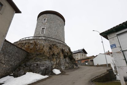 El famoso torreón de Puebla de Lillo