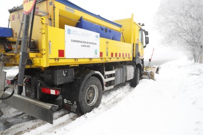<p>Un camión quitanieves el 6 de enero en la carretera LU-633 en el alto do Poio, Lugo (Galicia). EFE/ Eliseo Trigo</p>