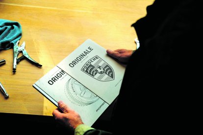 Lamentablemente, hay muchas imitaciones en el mercado que, bien no son adecuadas como tejido para asientos, o bien pierden su aspecto al cabo de poco tiempo. Por eso queremos volver a ofrecer a nuestros clientes una alternativa auténtica y probada»