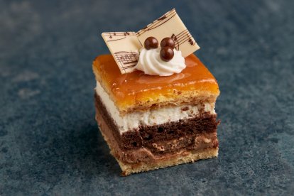 Clásico irresistible: la Tarta San Marcos combina bizcocho genovés, nata, trufa y yema tostada caramelizada en una receta que sobrevive desde el siglo XII.