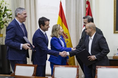 De los Mozos, Escribano, CEO y presidente de Indra, la secretaria de Estado de Defensa Amparo Valcarce, y el presidente y el CEO de Edge, Al Bannai y Al Marar ayer, en la firma del acuerdo.