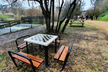 Mobiliario urbano para jugar al ajedrez junto al Sil, en el nuevo paseo de Ponferrada por su margen izquierda.