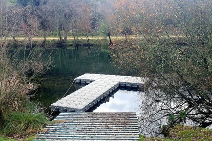 Embarcadero de piraguas en la margen derecha del río Sil entre los puentes García Ojeda y Ferrocarril
