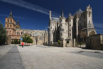 La monumentalidad de Astorga se concentra en un mismo espacio: el Palacio Episcopal modernista y la catedral gótica, visibles desde el Parque del Melgar.