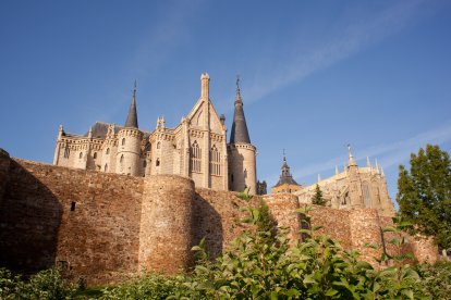 Desde la base de la muralla romana, la postal monumental de Astorga revela el diálogo entre el poder militar de Roma, la espiritualidad medieval y la fantasía modernista de Gaudí.