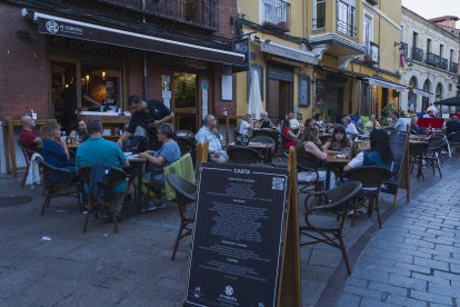 La vida en la calle forma parte del ADN del Barrio Húmedo: el bar Rebote es uno de los clásicos donde el tapeo se vive de pie, entre charla y vino local.