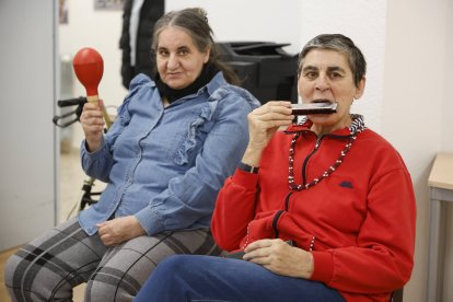 Ana toca la maraca y Carmen, siempre con su armónica.