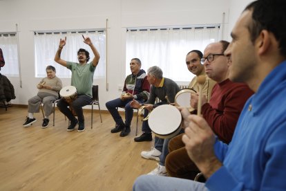 La percusión domina la singular orquesta de musicoterapia.