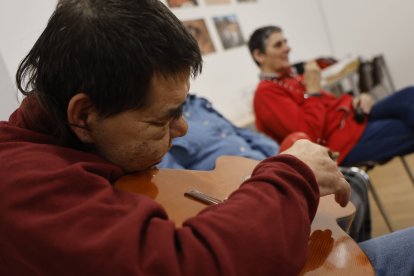 Desi, fan del grupo Boikot, rasguea una melodía en la guitarra.