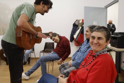 Carmen es una de las participantes del taller de musicoterapia.