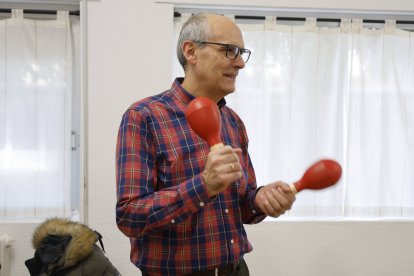 La musicoterapia es para todo el mundo. El diputado de Servicios Sociales, Francisco Álvarez, también se animó a probar.