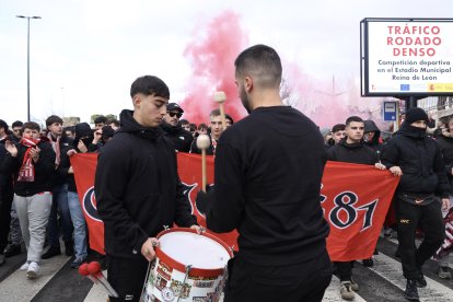 La afición gijonesa llega al Reino para el Cultural-Sporting de Gijón.