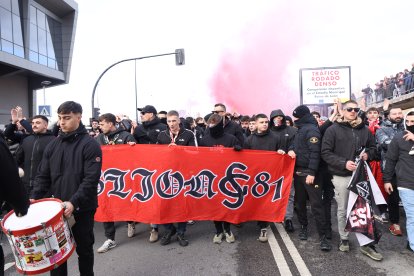 La afición gijonesa llega al Reino para el Cultural-Sporting de Gijón.