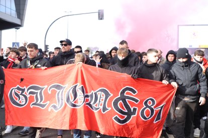 La afición gijonesa llega al Reino para el Cultural-Sporting de Gijón.