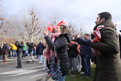 La afición gijonesa llega al Reino para el Cultural-Sporting de Gijón.