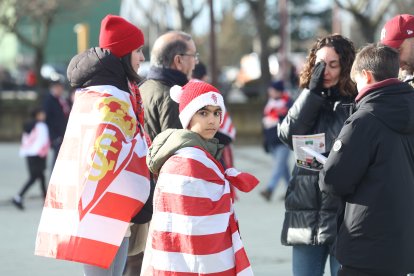 La afición gijonesa llega al Reino para el Cultural-Sporting de Gijón.